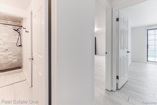 Building Photo - 1631 S Hill Blvd