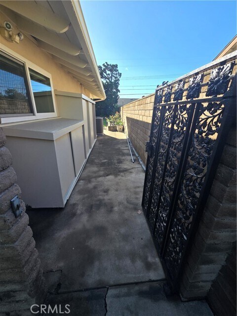 Building Photo - 564 E Fellows Dr