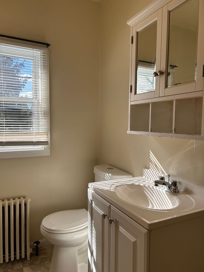Building Photo - Beautiful 3 Bedroom End of Row Townhome in...