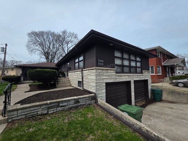 Building Photo - Spacious and updated 2 bedroom 1 bathroom Duplex