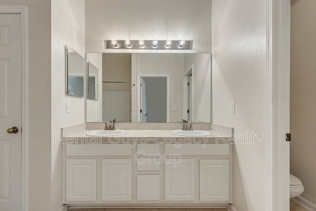 Building Photo - 5868 Pavilion Dr