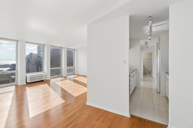 Building Photo - 111 E Chestnut St