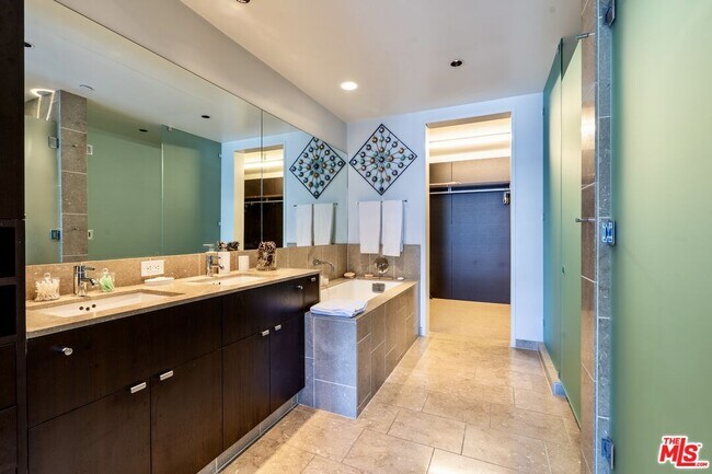 Building Photo - 6250 Hollywood Blvd