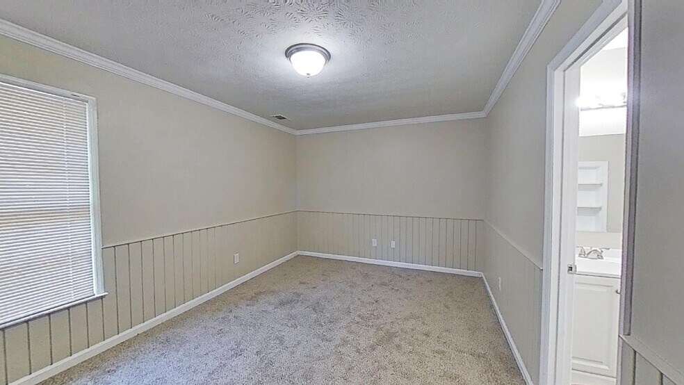 Building Photo - 717 Redland Dr