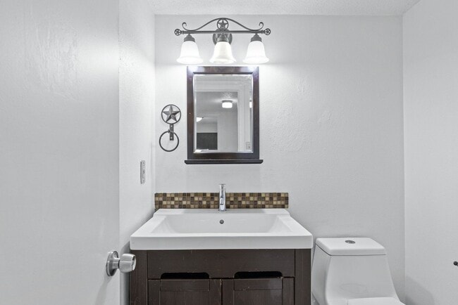 Building Photo - Happiness on Harcourt!