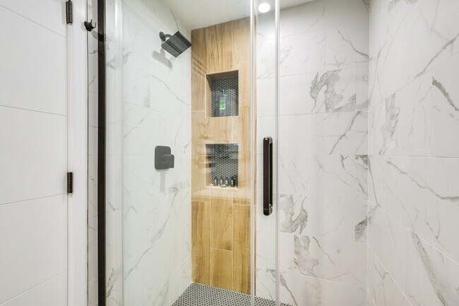 Building Photo - 6242 N Kenmore Ave