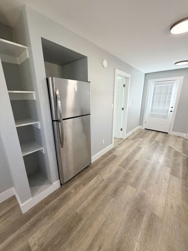 Building Photo - 2 Bedroom, 1 Bathroom Home