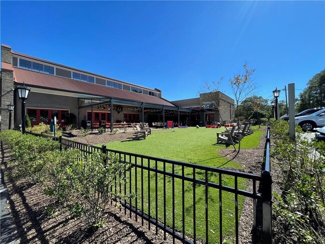 Building Photo - 245 Willow Springs Dr