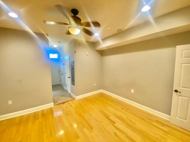 Building Photo - Mt Vernon Triangle Spacious 2 Bed 2.5 Bath...