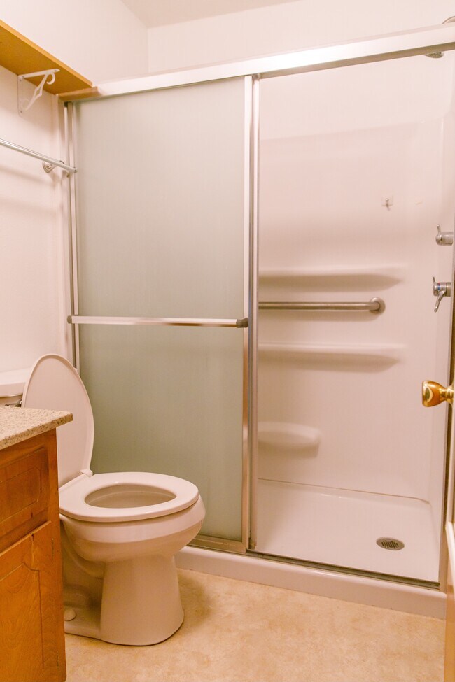 Building Photo - 2421 Crescent Dr