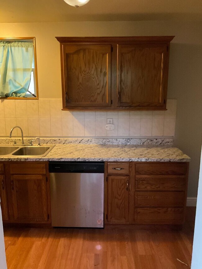 Building Photo - Charming, Character-Filled 2 Bedroom in Br...