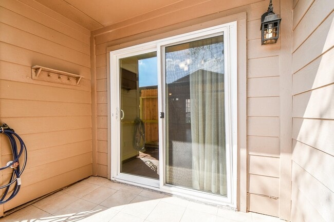 Building Photo - 10615 Briar Forest Dr