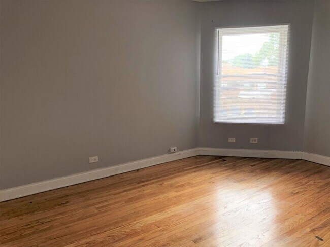 Building Photo - 4 bedroom in Chicago IL 60620