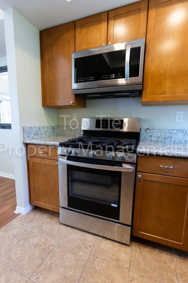Building Photo - Beautiful 2 bed, 2.5 bath, 1373 sqft Townh...
