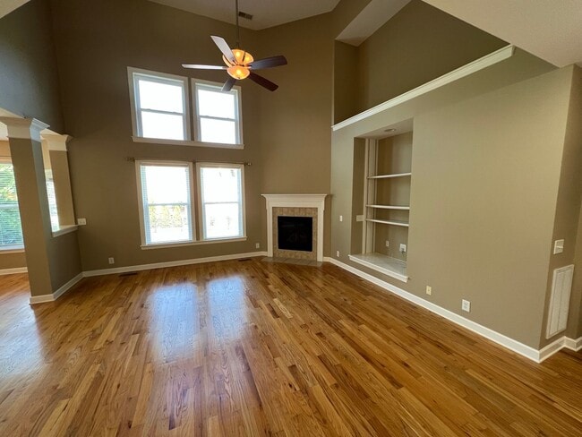 Building Photo - 4 Bed, 3.5 Bath Home w/  3 Car Garage in Williamson Co