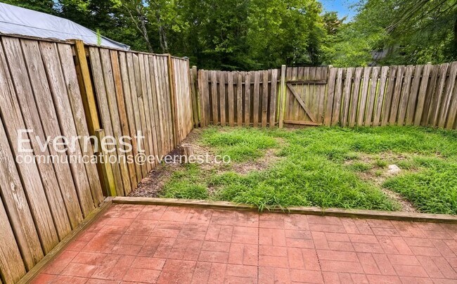 Building Photo - Spacious Town Home with Fenced Yard and Modern Amenities | Pet Friendly | Available Soon!