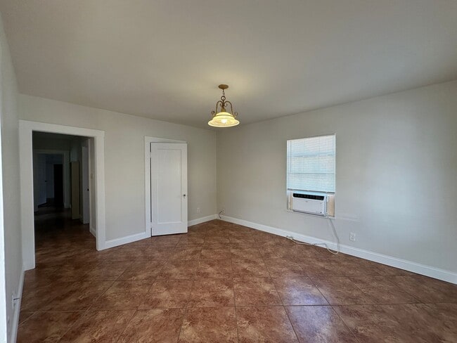 Building Photo - Downtown Bungalow, Pet Friendly, Large Yard