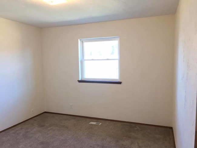 Building Photo - 925 St James Ct