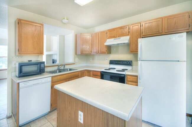 Building Photo - 2540 Lyncrest Dr