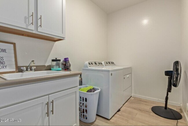 Building Photo - 547 W Panola Dr