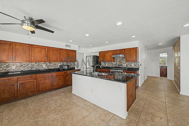 Building Photo - 820 N Granada Dr