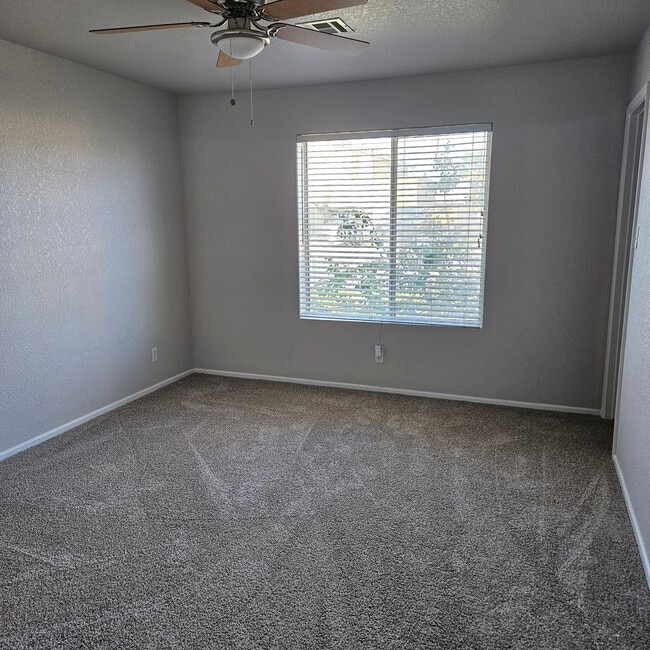 Building Photo - Solar home for Rent!