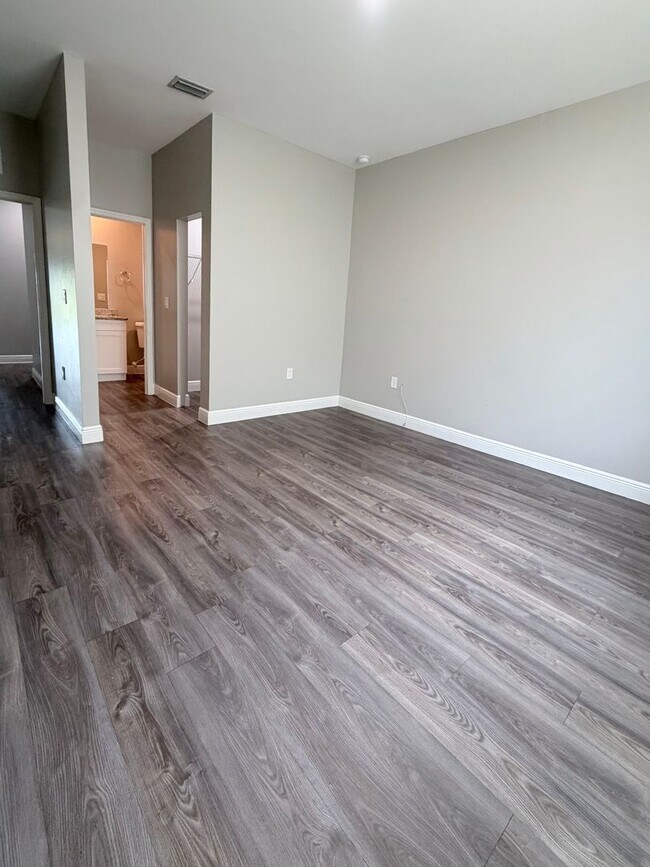 Building Photo - $200 off 2nd months rent! Like New 2 Bedroom 2 Bath w/ den and garage!