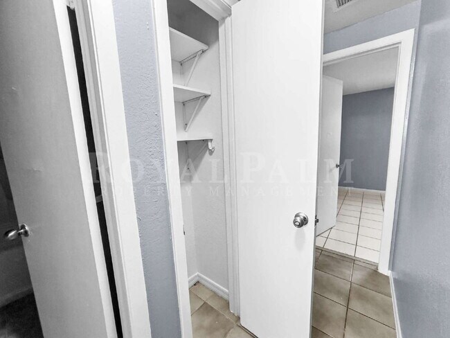 Building Photo - 6617 Warwick Cir
