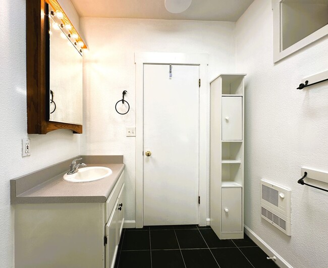 Building Photo - 907 Mustang Ct