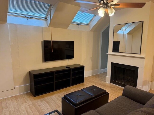 Building Photo - 2035 Lyle Ave