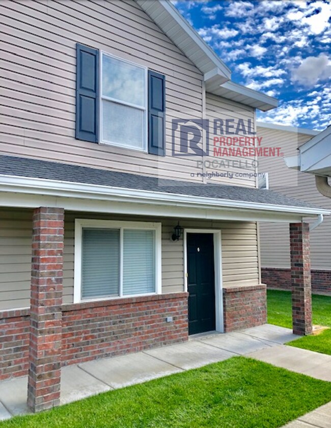 Building Photo - 2 bedroom 1.5 bath Townhome - 1 Car Garage