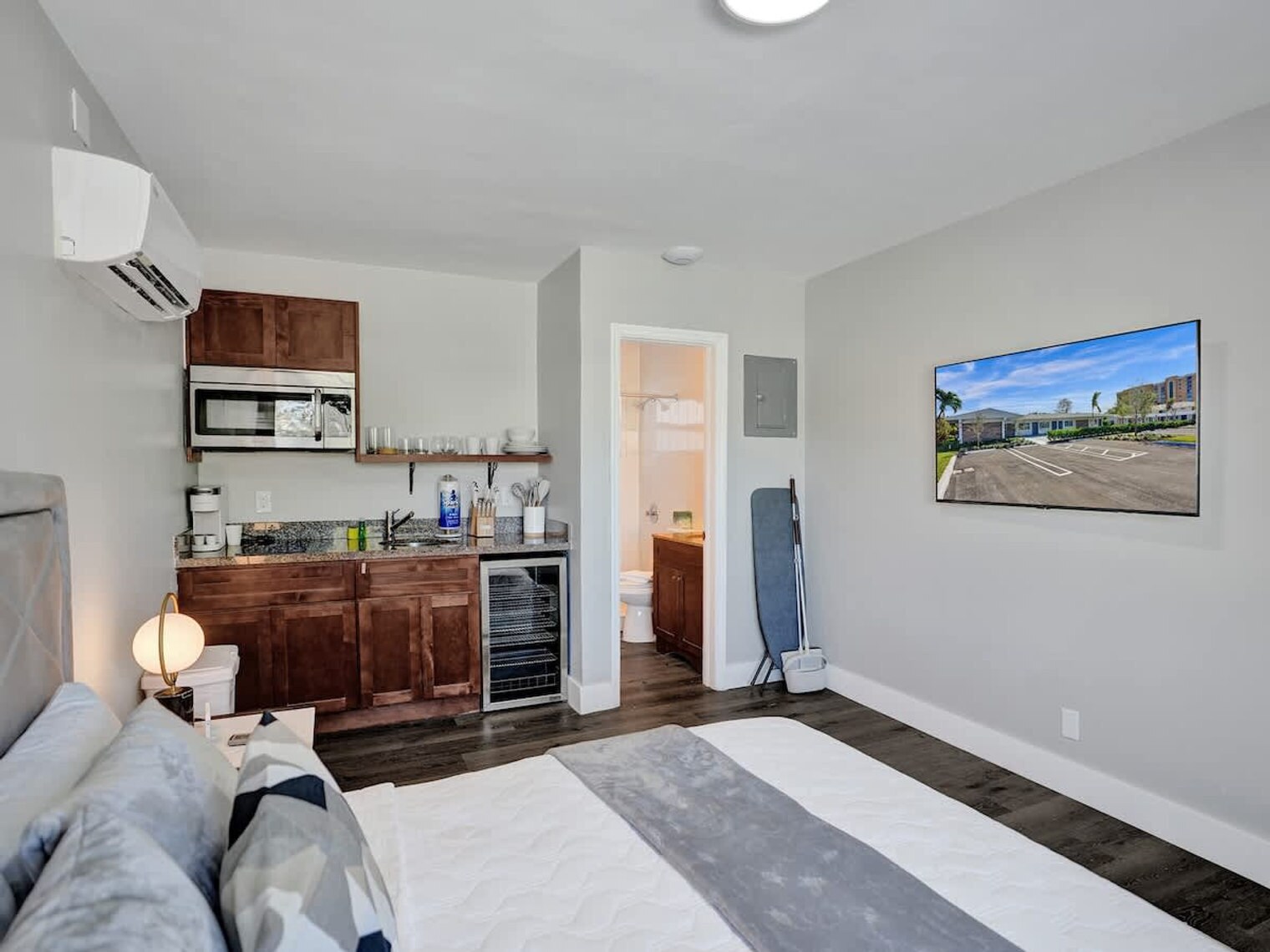 Building Photo - 3208 NE 9th St