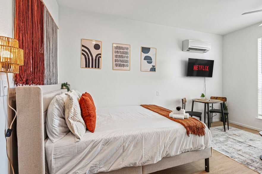 Building Photo - 596 W 9th St