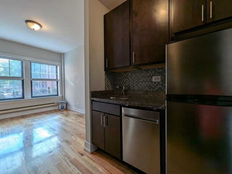 Building Photo - 628 W Cornelia Ave