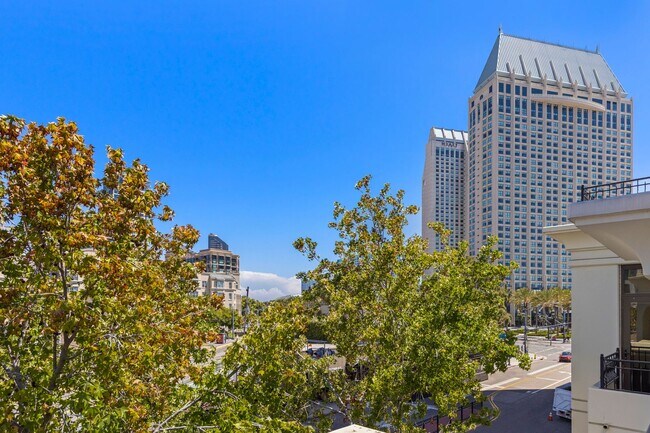 Building Photo - Stunning Marina District 2 Bedroom + a Lof...
