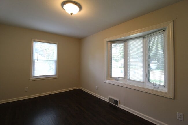 Building Photo - 2 Bedroom 1 Bath House In Overland Park