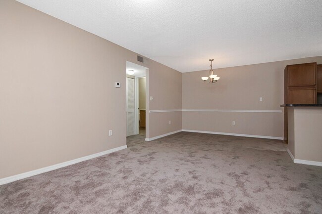 Building Photo - Park Lake — 1 Bed / 1 Bath + Den | Upstairs Condo | Brandon, FL