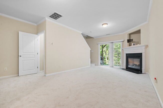 Building Photo - WOW!! - LARGE townhome  Close to everything