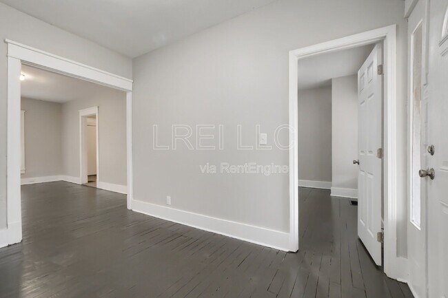 Building Photo - 844 S 33rd St