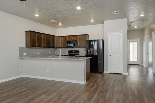 Building Photo - Bright & Cozy Townhome