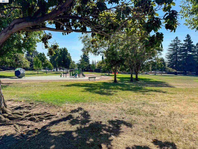 Building Photo - 2071 Seacliff Dr