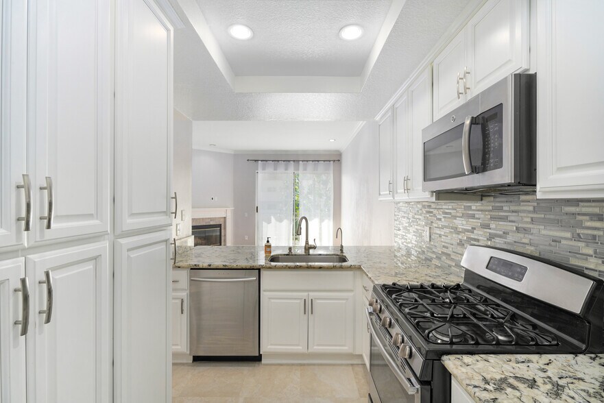 Building Photo - 1820 S Beverly Glen Blvd