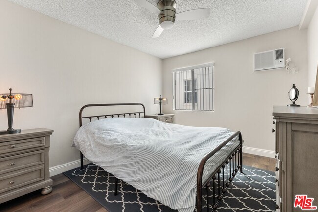 Building Photo - 257 S Manhattan Pl