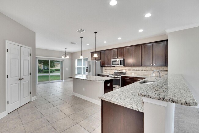 Building Photo - FishHawk Home Available Immediately!