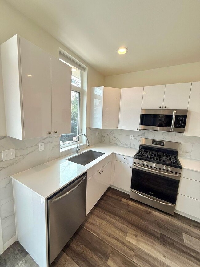 Building Photo - Spacious 8-Bedroom Ravenna Home Near UW & U Village – Perfect for Shared Living