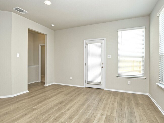 Building Photo - 5 BR + Office /2.5 BA - 2637 SF - Cloverleaf in SOUTH AUSTIN!