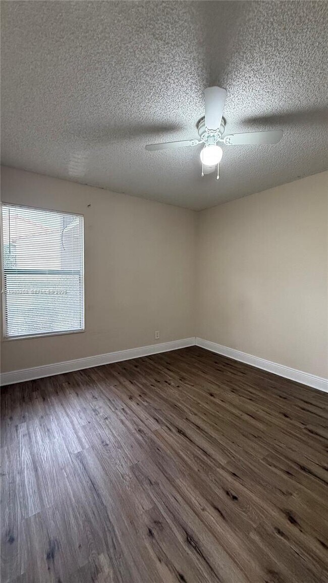 Building Photo - 1500 Lake Crystal Dr