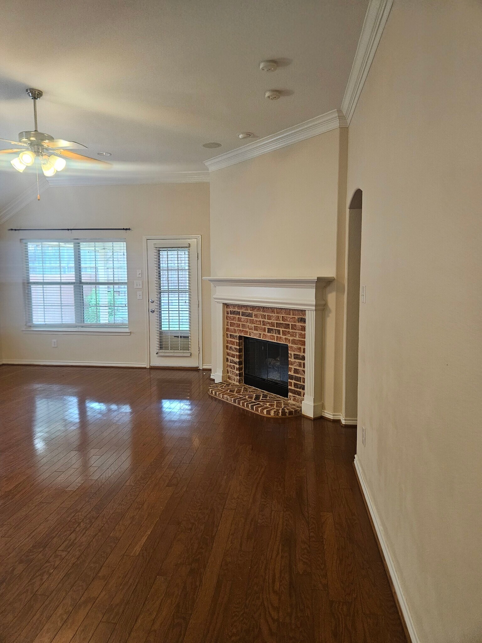 Building Photo - 8562 Robertson Dr