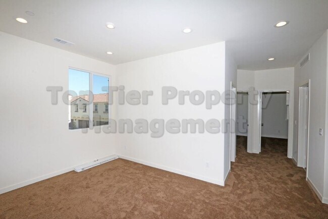 Building Photo - ***Charming 3 bed / 2.5 bath Townhome in O...