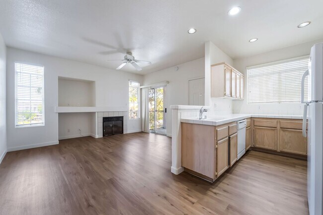 Building Photo - 2 bedroom remodeled condo in the Henderson...